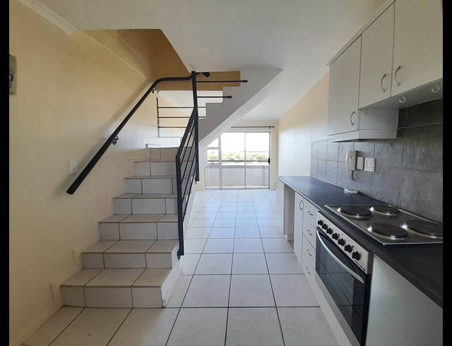 6 BEDROOM APARTMENT FOR SALE IN UITZICHT